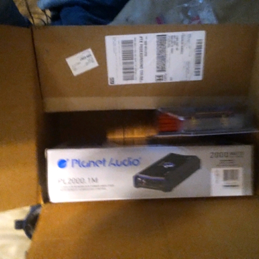 Planet Audio 2000 watt. amplifier